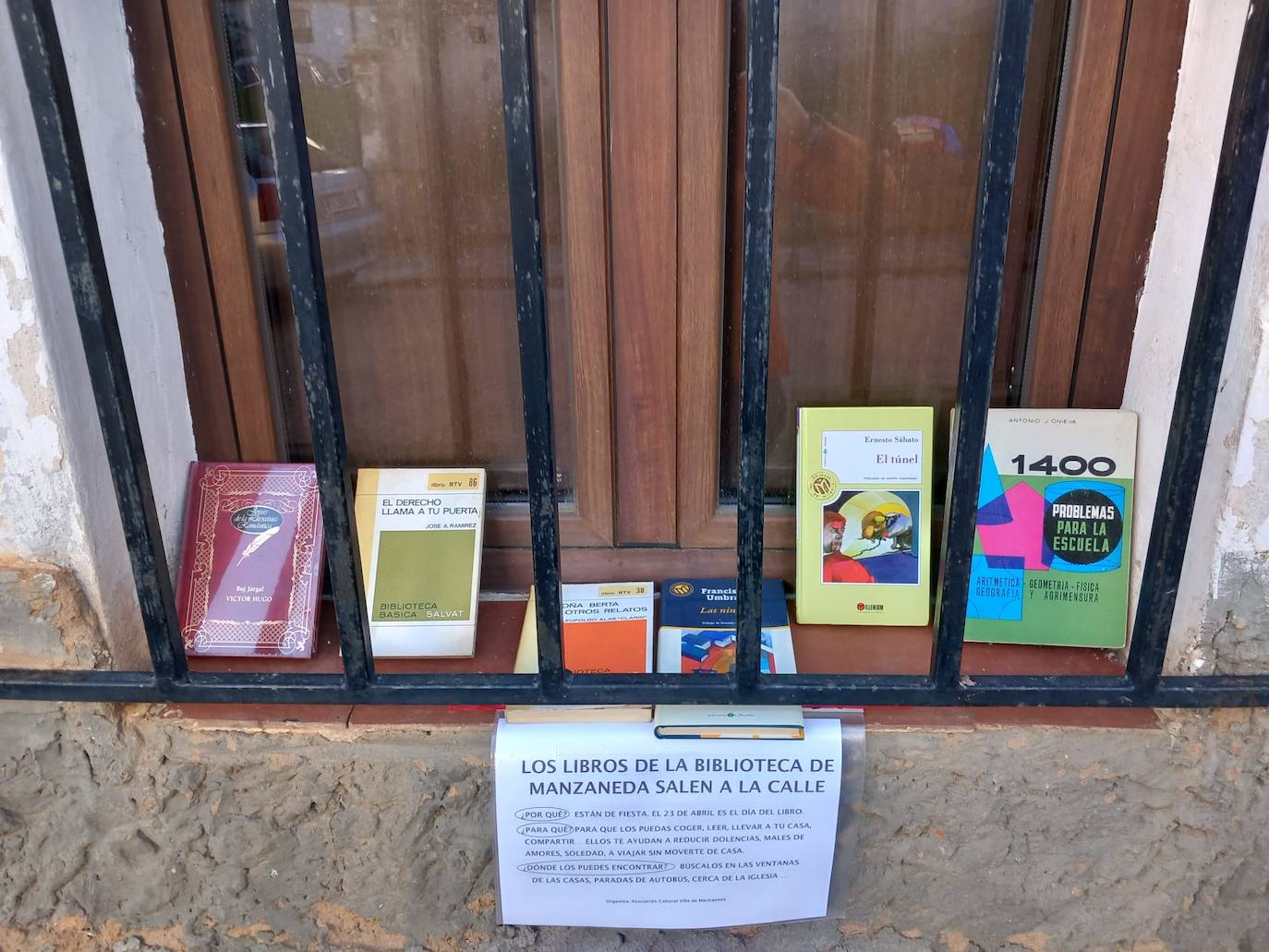 Las calles de Manzaneda de Torío se llenan de libros