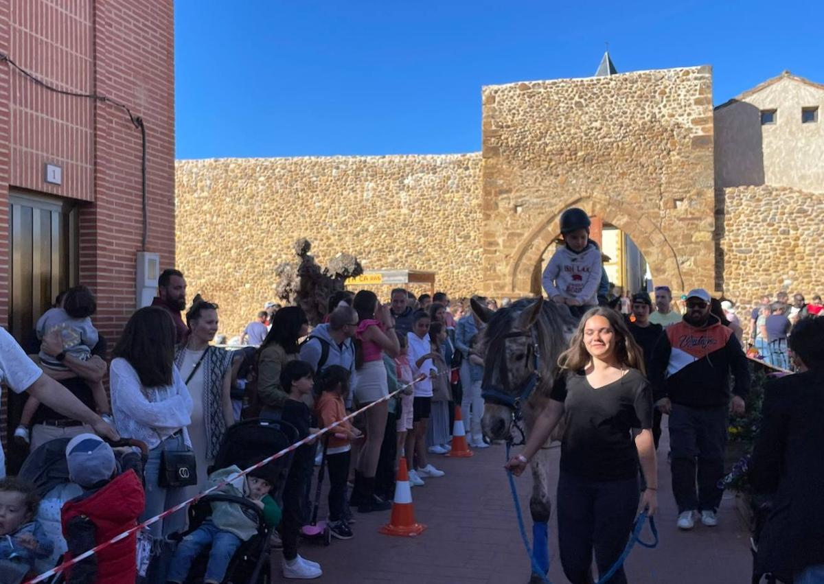 Imagen secundaria 1 - Almanza durante la Feria de los Cuentos