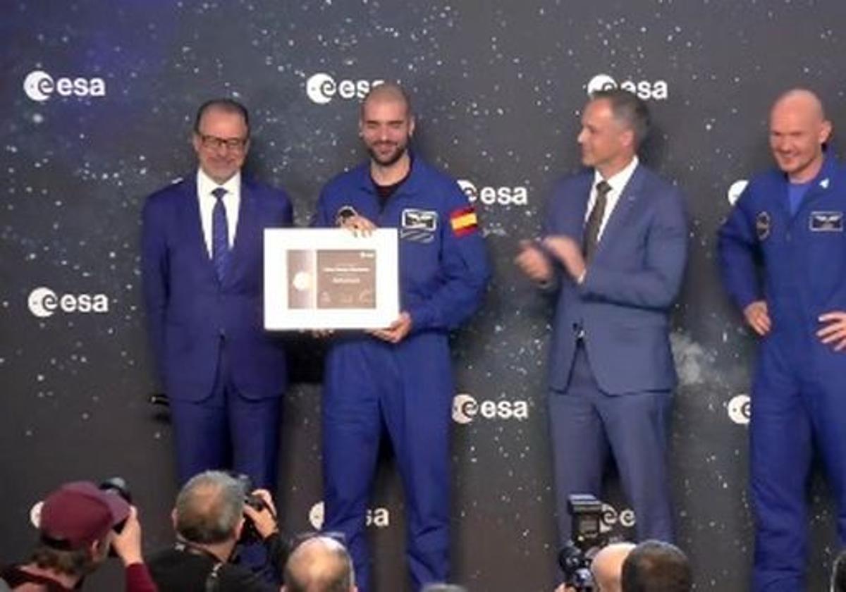 El astronauta leonés Pablo Álvarez recibe su diploma de graduación.