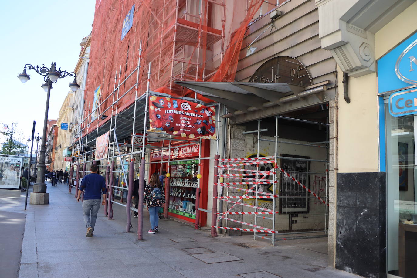 El pasaje de Ordoño, medio abierto y con andamios