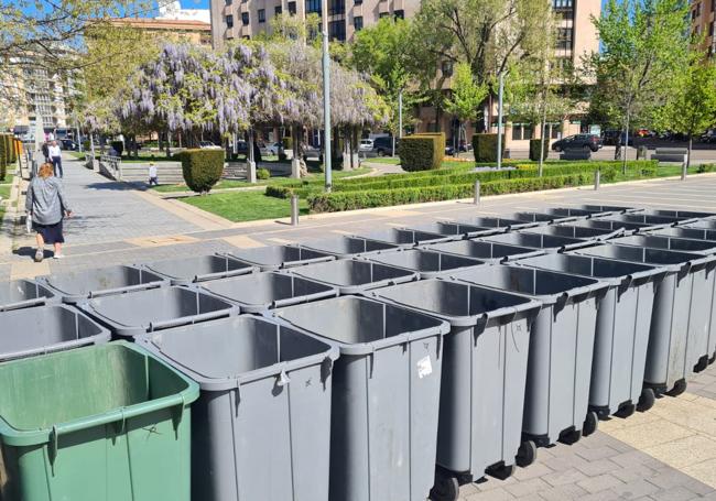 Contenedores preparados en San Marcos para recoger la basura.