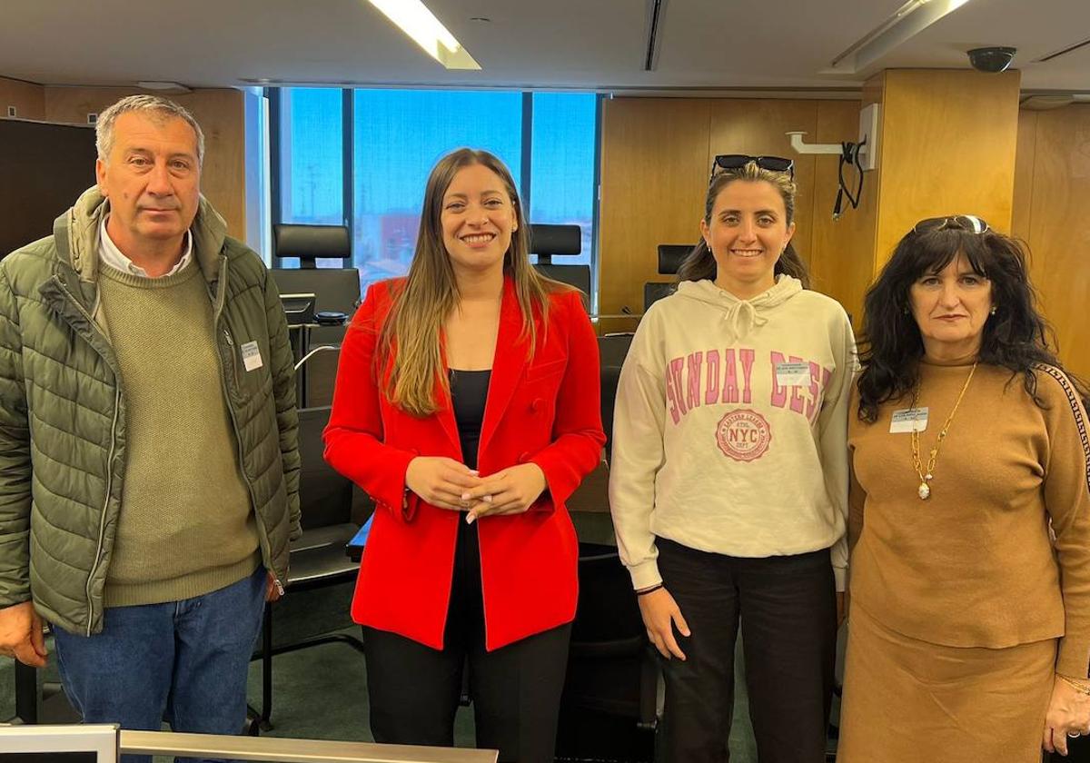 Ester Muñoz recibe en el Congreso a la plataforma.