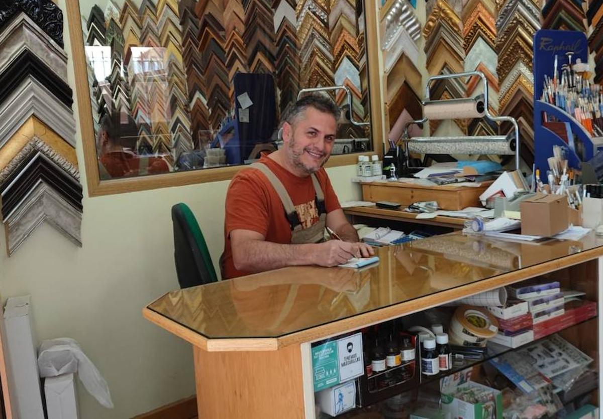 Martín Castro trabajando este martes en su negocio.