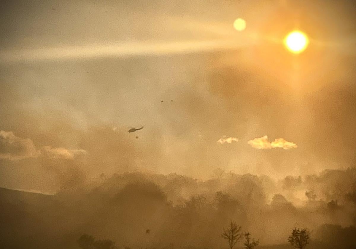 Imagen principal - Imágenes del incendio forestal.