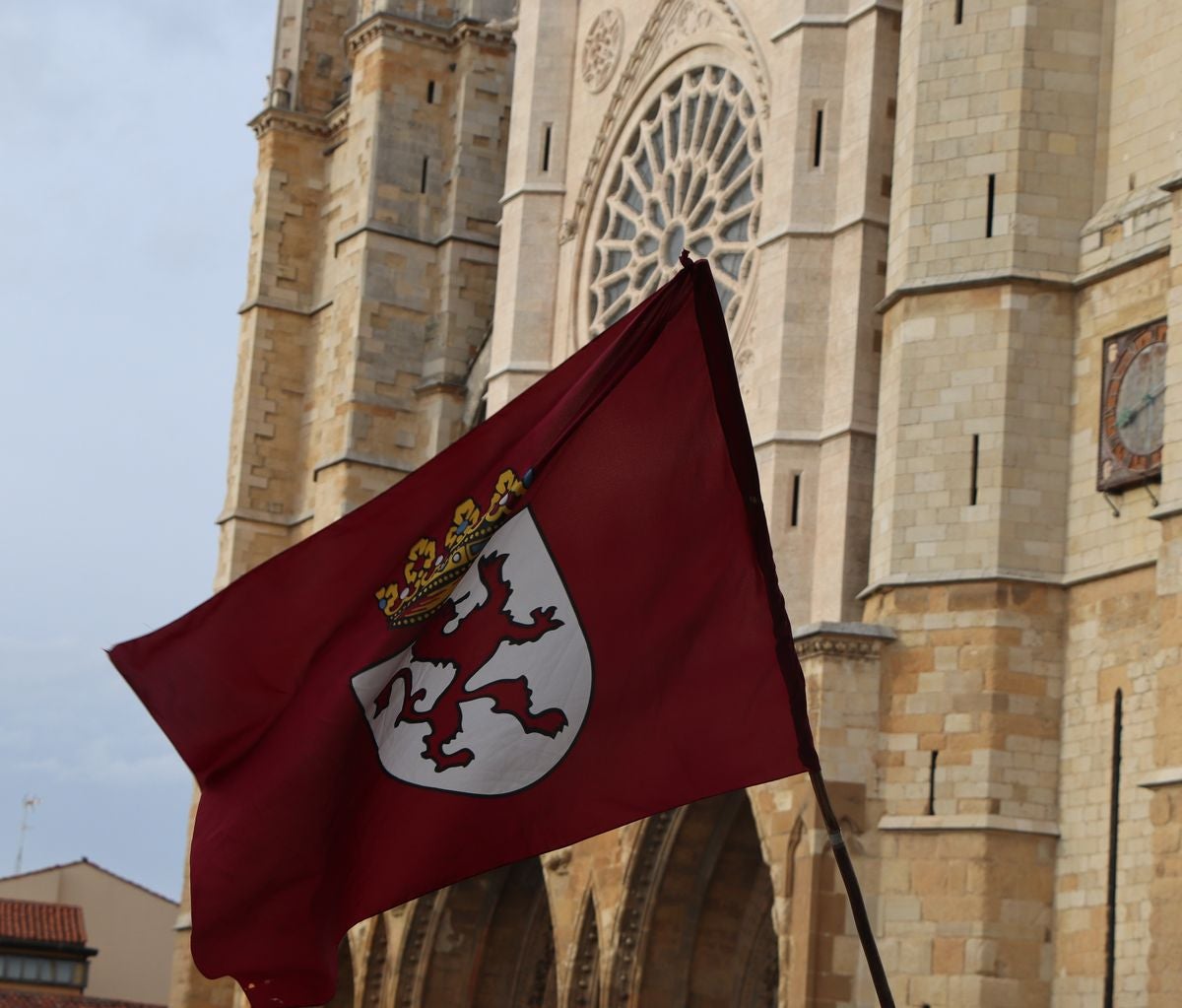 Homenaje a los Héroes Leoneses