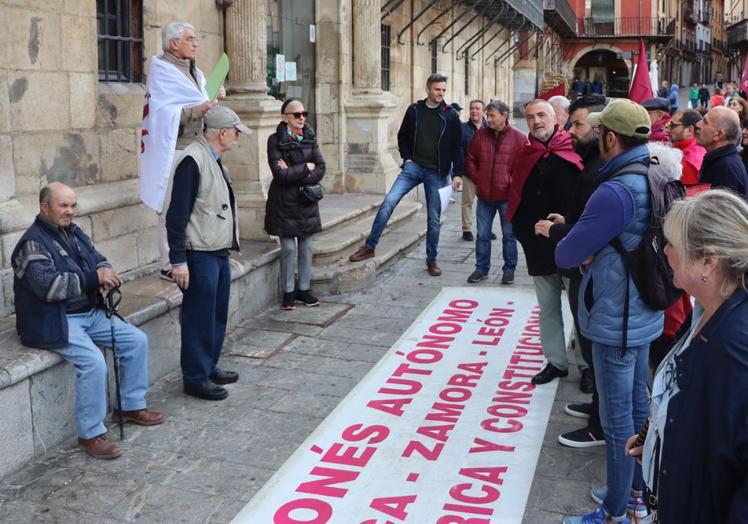 Sin posibilidad de acceder al balcón del viejo Consistorio, la lectura de la proclama se realizó a viva voz.