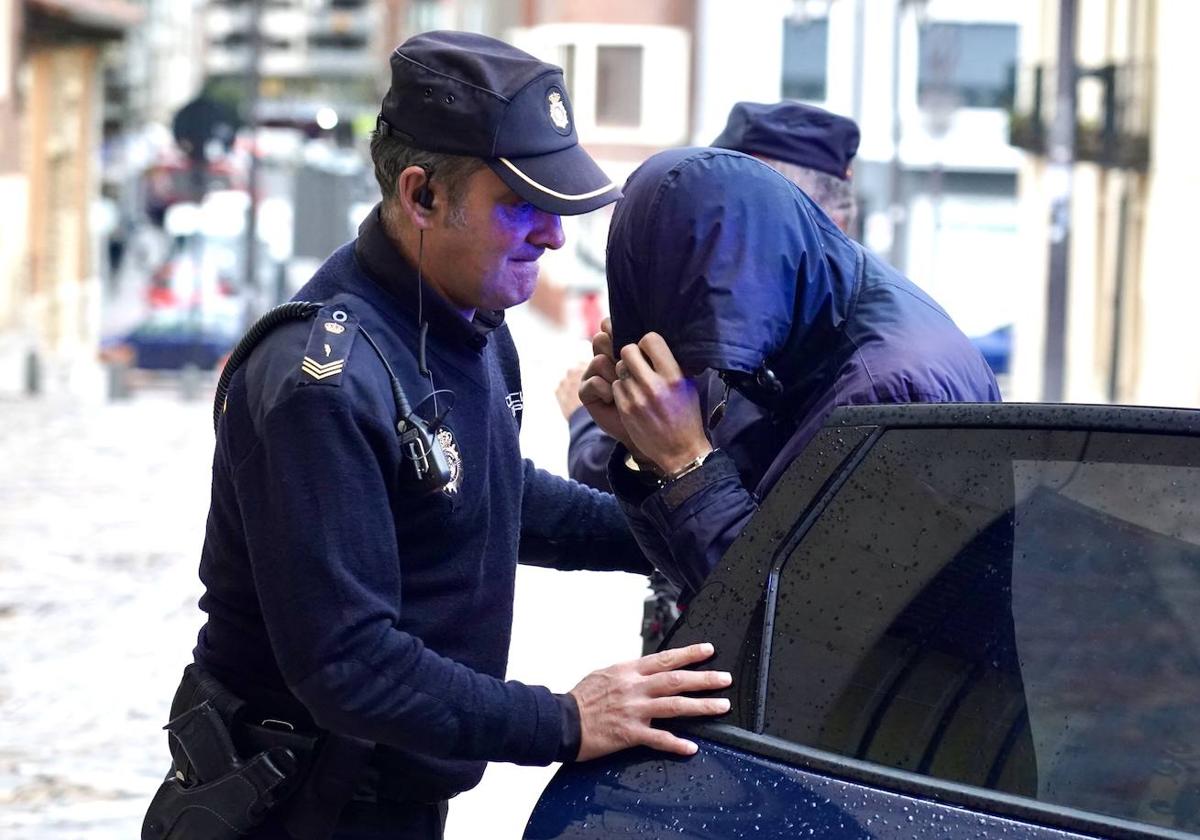 Llegada del ahora condenado por este crimen a la Audiencia Provincial de León.