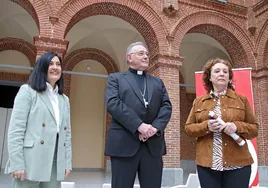 El obispo Luis Ángel de las Heras con la directora de Cáritas Diocesana de León, Aurora Baza y la gerente María Jesús Álvarez.