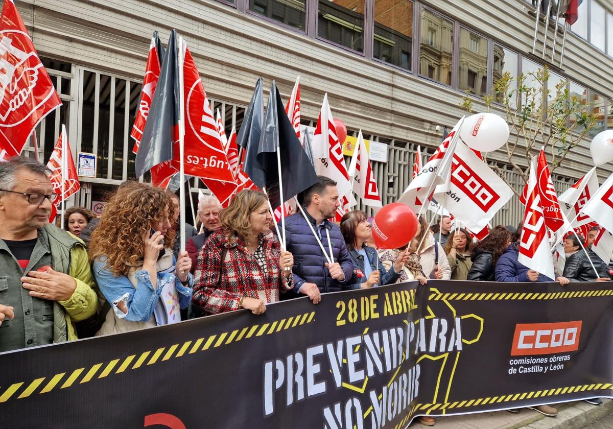 Miembros de CCOO y UGT en la concentración para conmemorar el día internacional de la Seguridad y la Salud en el Trabajo.