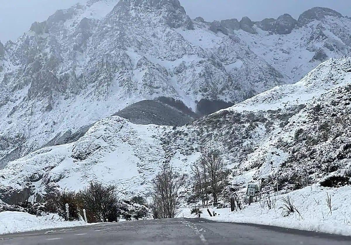 Imagen de archivo de nieve en la montaña de León.