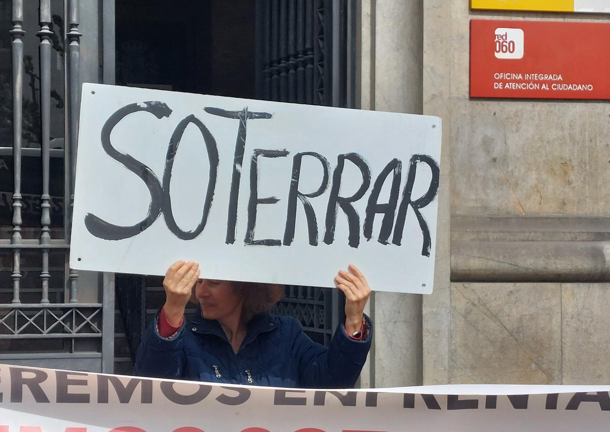 Imagen secundaria 1 - Concentración frente a la subdelegación del Gobierno.