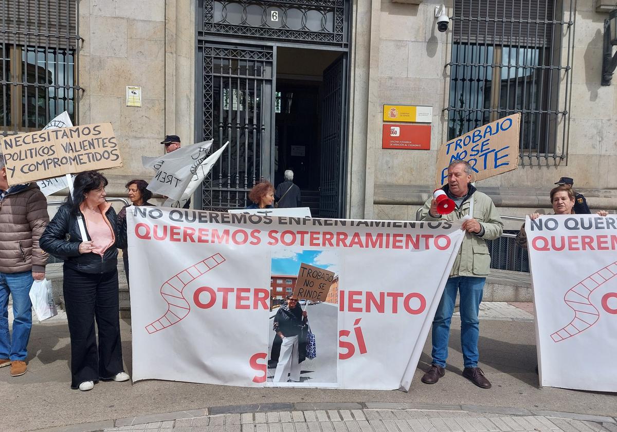 Imagen principal - Concentración frente a la subdelegación del Gobierno.