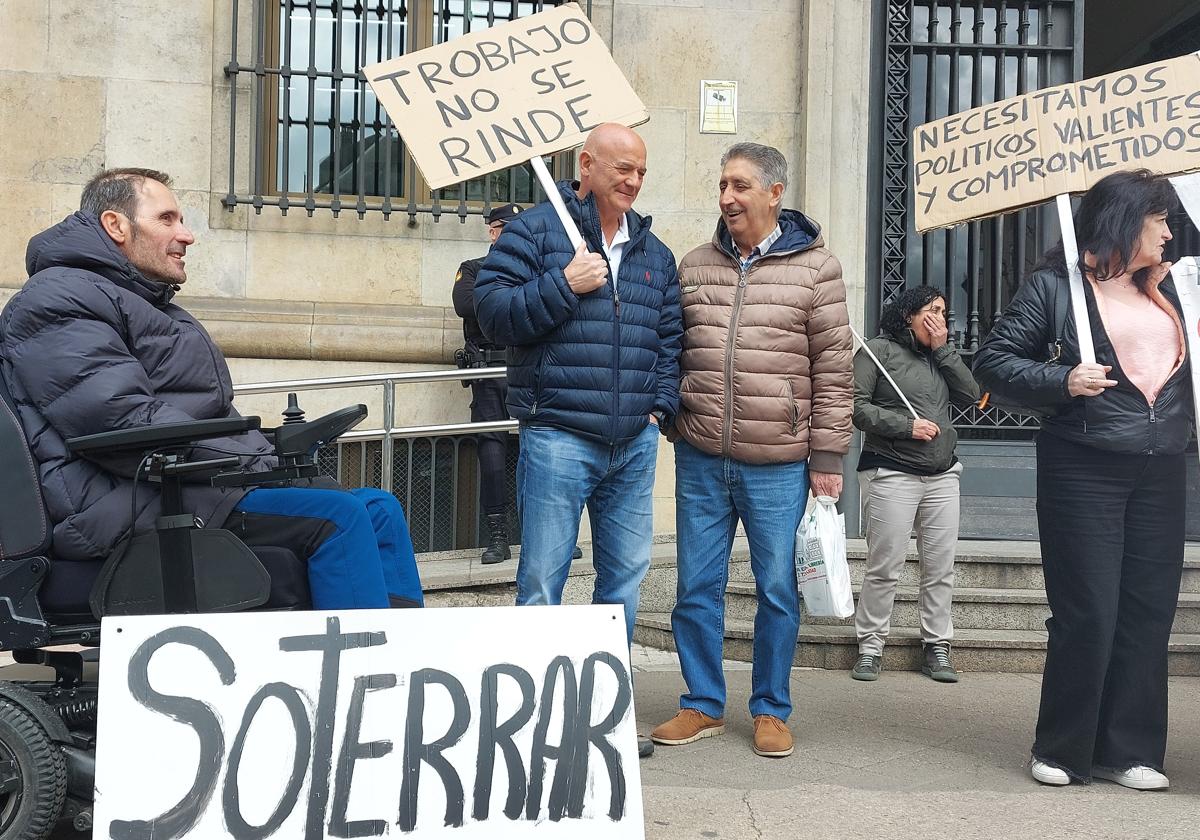 Concentración de la plataforma frente a la Subdelegación del Gobierno.