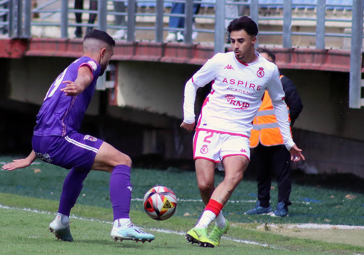 Un lance del partido entre el Júpiter y el Palencia en el que los leoneses certificaron su presencia en los playoff de ascenso.