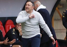 Raúl Llona, entrenador de la Cultural, en el partido de este domingo ante el Nástic.