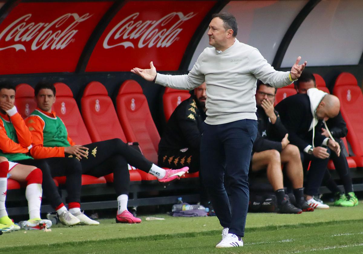 Raúl Llona, entrenador de la Cultural, en el partido de este domingo ante el Nástic.