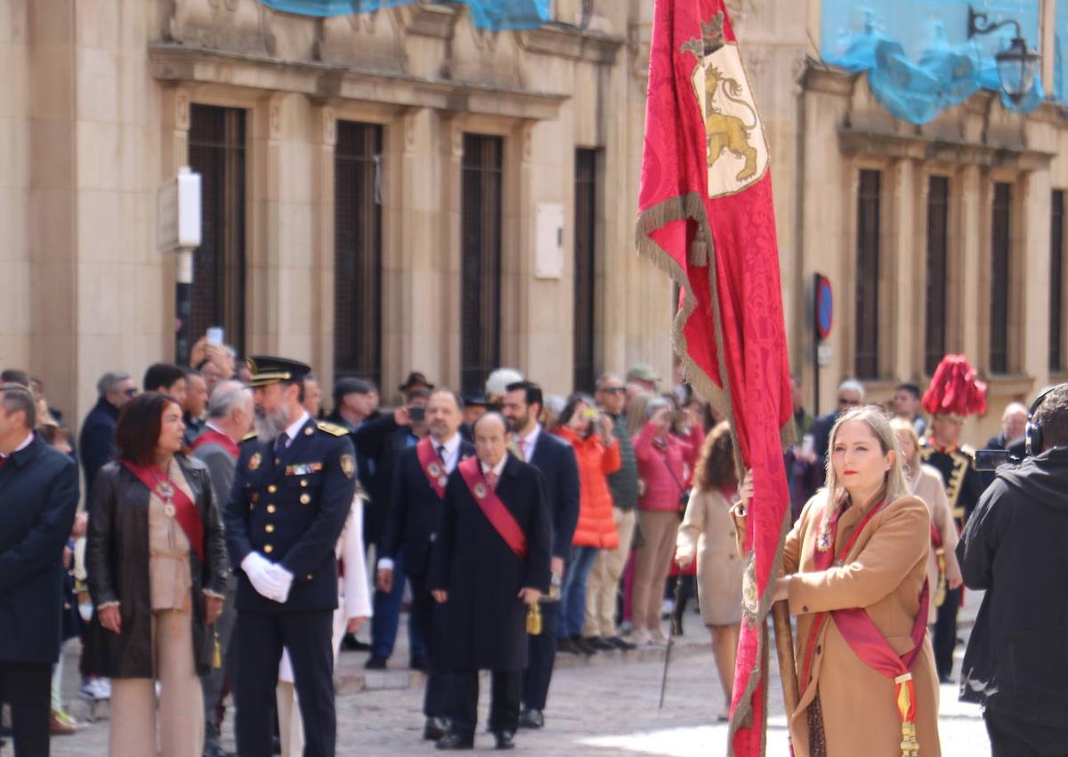 Imagen secundaria 1 - El síndico sella el empate en unas Cabezadas «cabezotas» con unos calcetines del alcalde