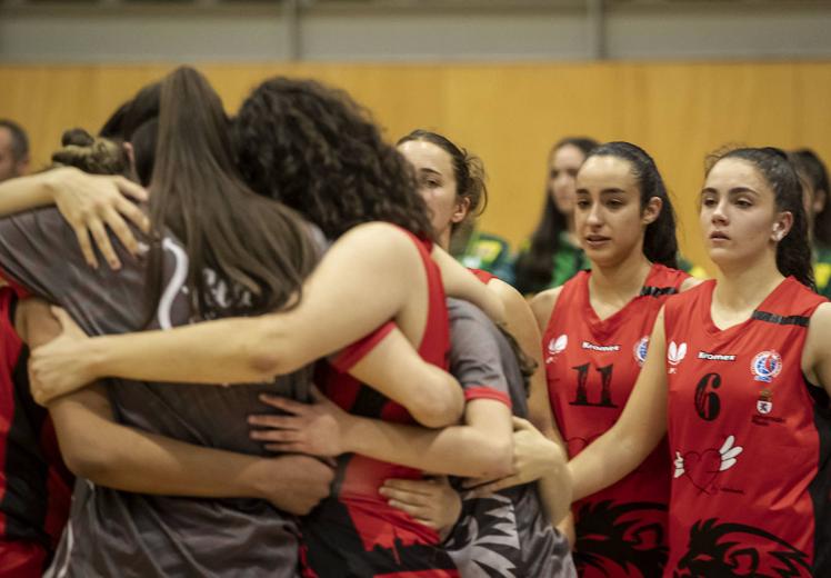 Las jugadoras de BF León se abrazan al acabar el partido.