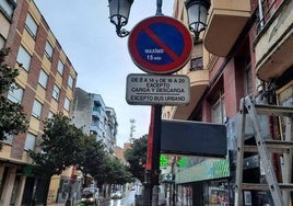 Cartel de carga y descarga.