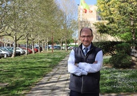 Juan José Fernández a las puertas de la Facultad de Derecho de León.