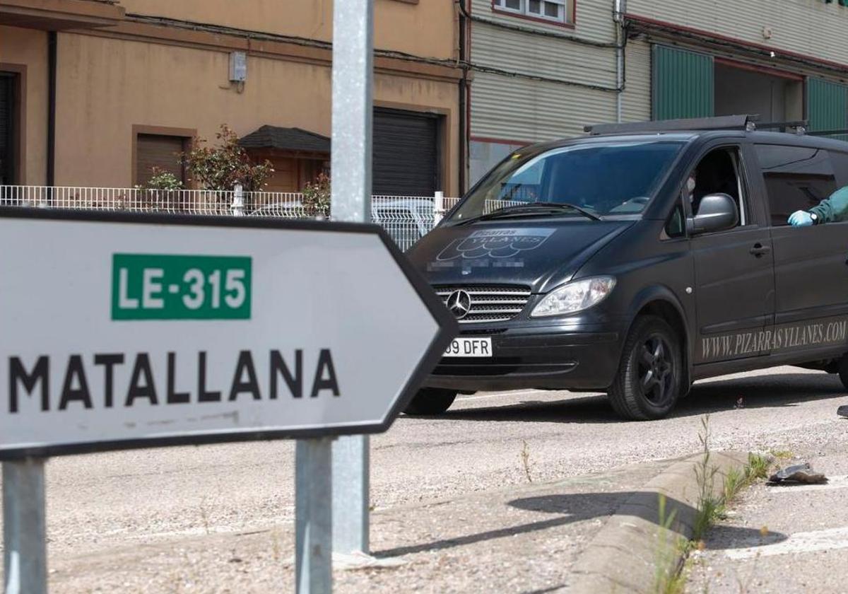 Cartel que indica la dirección de la LE-315 en Matallana de Torío.