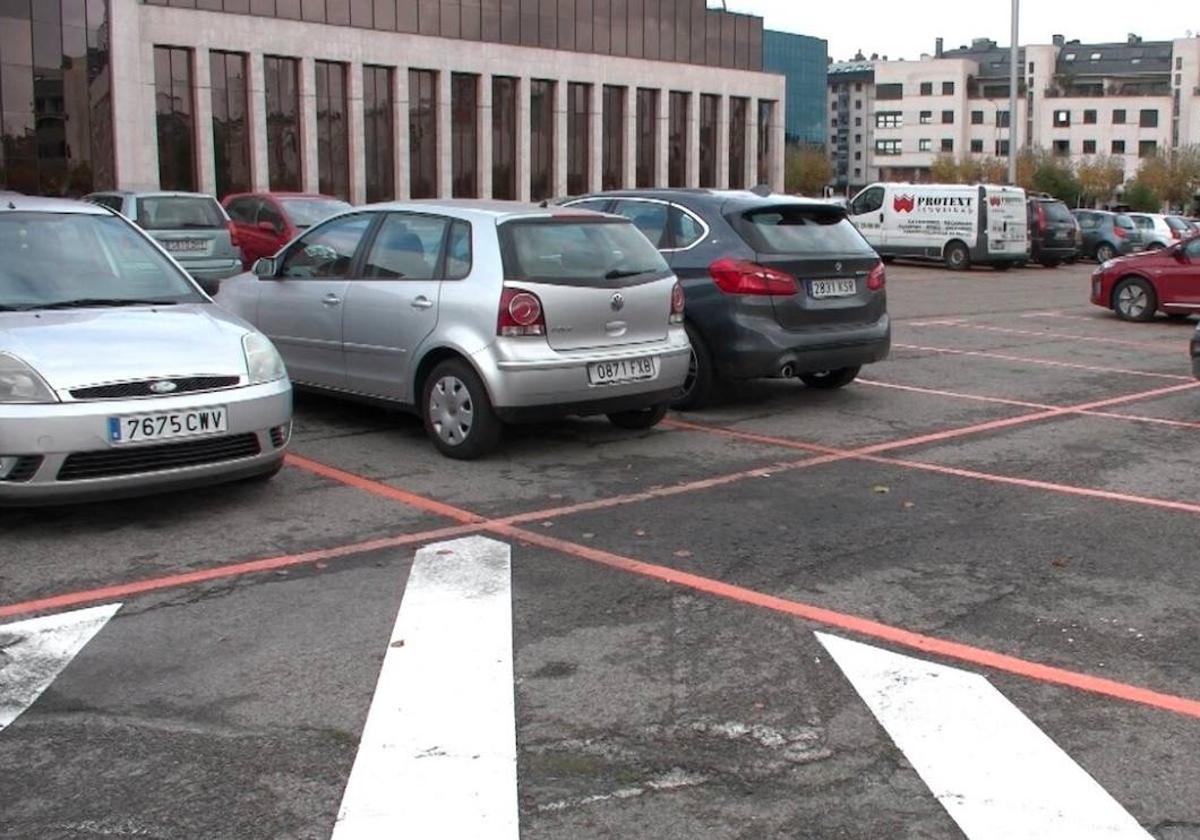 Zona naranja en el parking de la Junta.