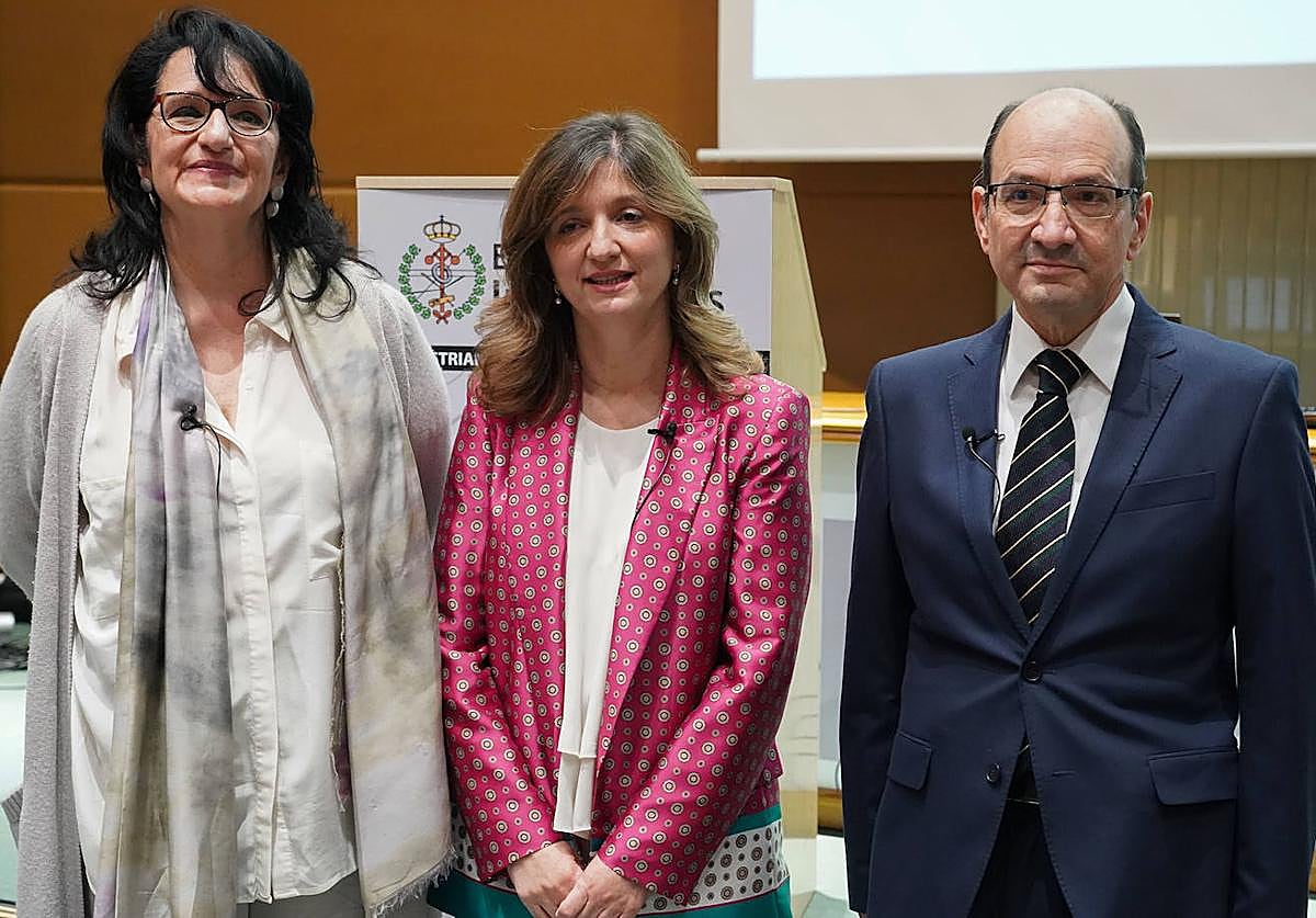 Los tres candidatos al Rectorado de la Universidad de León, Nuria González (C), Teresa Mata (I) y Juan José Fernández (D), celebran un debate abierto al público.