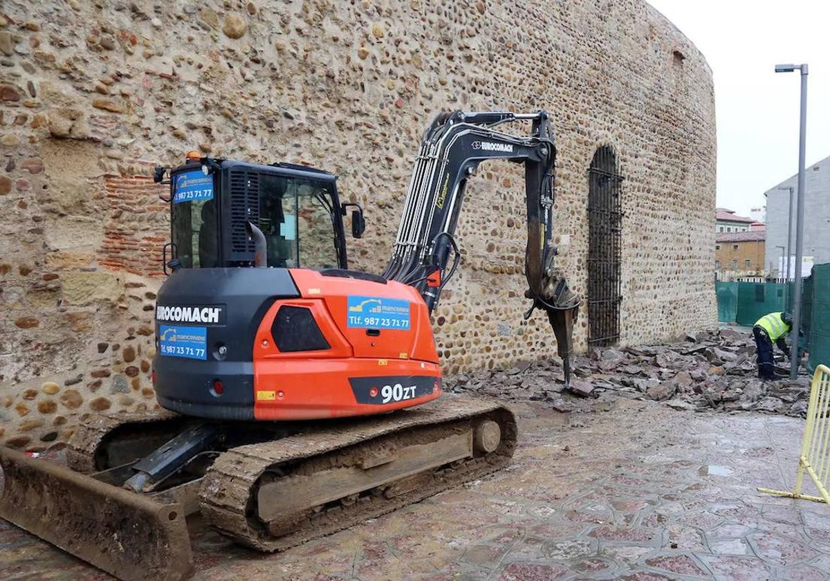 Las obras en el entorno de la muralla 'cierran' el Arco de la Cárcel hasta agosto