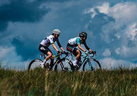 Carolina Vargas, ciclista del Eneicat CM Team, en la escapada de la etapa de este sábado.