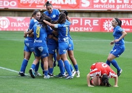 Un instante del partido entre el Olímico de León y el Sporting de Gijón.