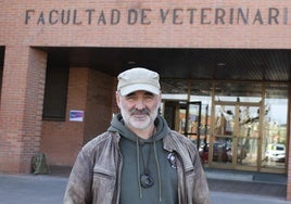 Dani Serralta frente a la facultad de Veterinaria.