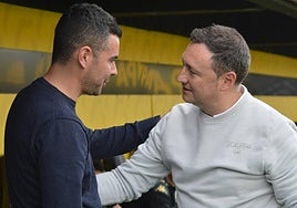 Raúl Llona saluda al técnico del Real Unión, Fran Justo.
