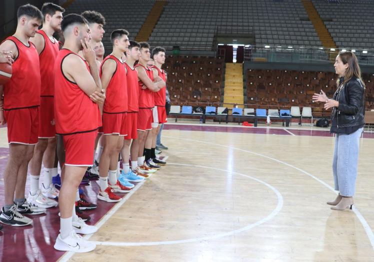 La consejera delegada de la Cultural, Natichu Alvarado, arengó a los jugadores antes del entrenamiento.