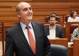 El Procurador del Común, Tomás Quintana, presenta su informe anual en el Pleno de las Cortes.