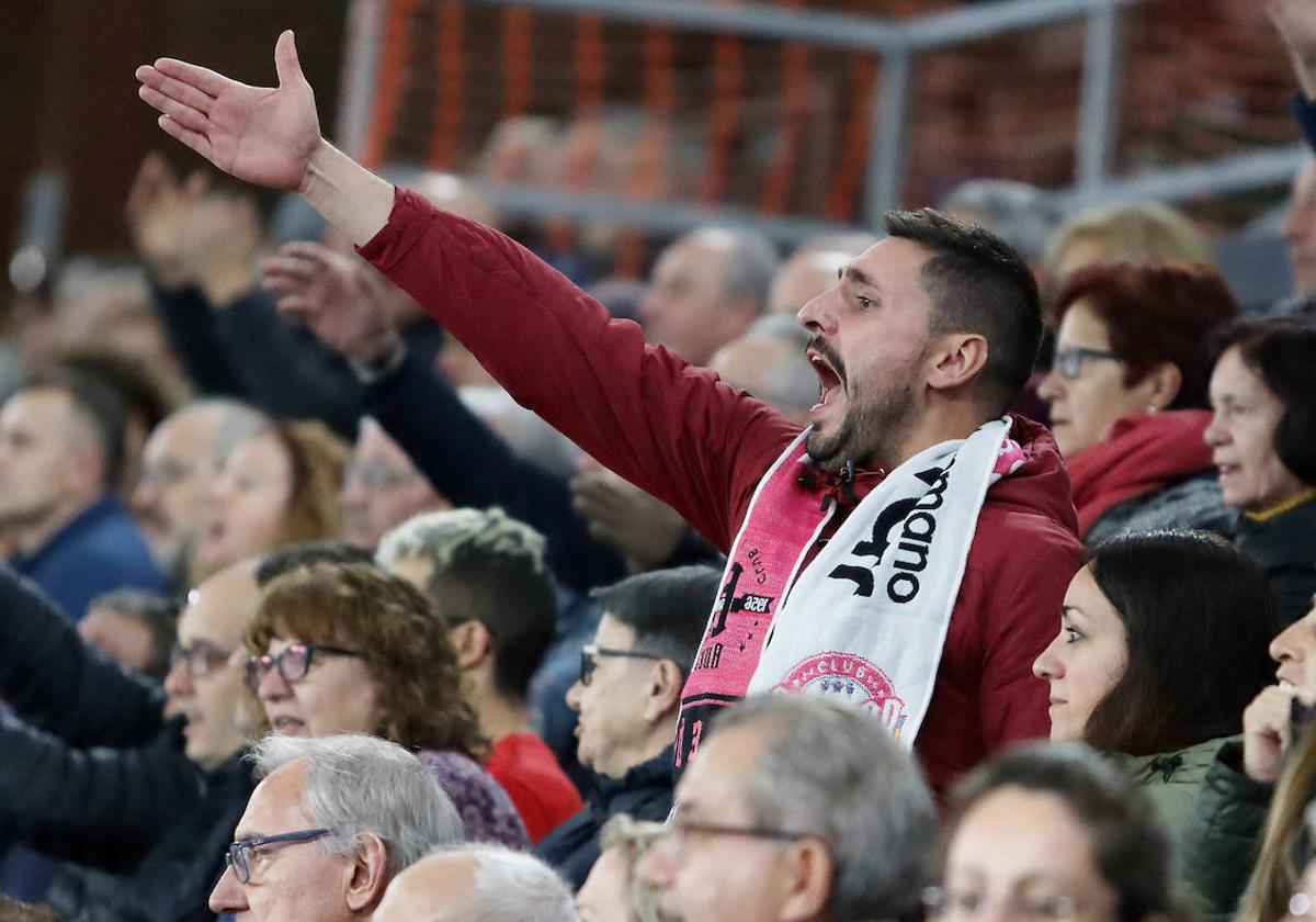 Un aficionado, en la grada del Palacio de los Deportes.