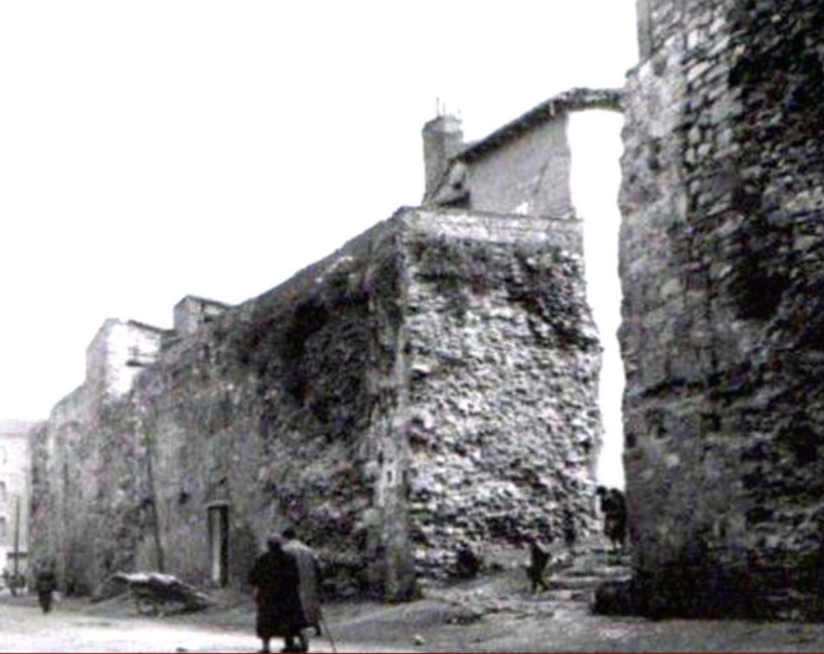 Calle Carreras y Puerta de San Albito a comienzos de siglo y tras el derribo de los muros.