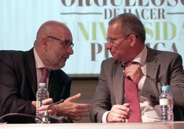 Mario Gutiérrez, presidente del Sector Nacional de Educación de CSIF (D), y el presidente nacional del sindicato, Miguel Borra, en la clausura del III Congreso del Sector Nacional de Educación de CSIF celebrado en Valladolid.