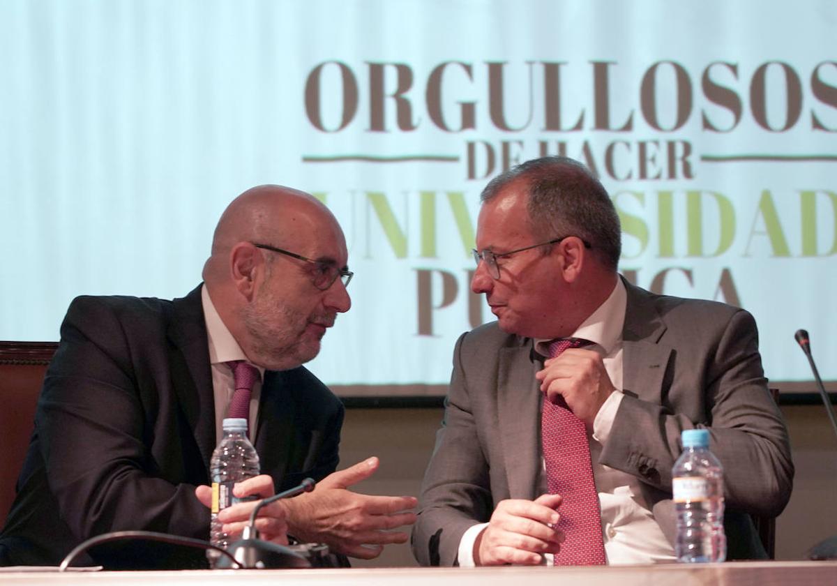 Mario Gutiérrez, presidente del Sector Nacional de Educación de CSIF (D), y el presidente nacional del sindicato, Miguel Borra, en la clausura del III Congreso del Sector Nacional de Educación de CSIF celebrado en Valladolid.