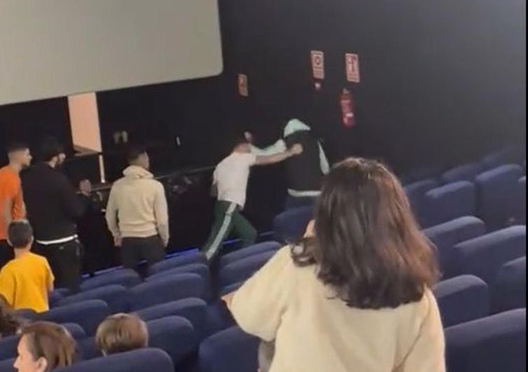 Momento de la pelea en el cine.