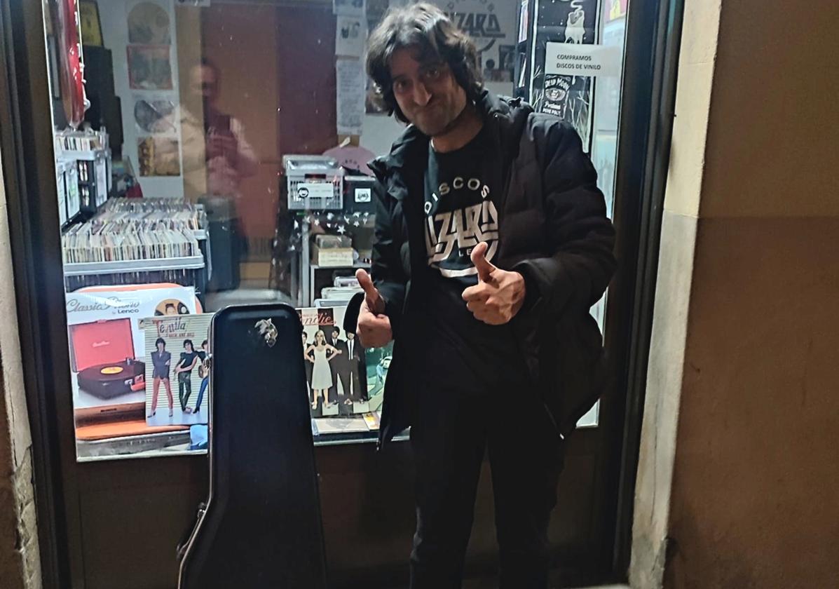 Mario Álvarez González, reconocido artista leonés, con su guitarra Gibson Les Paul 1983.