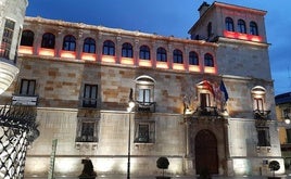 El Palacio de los Guzmanes, sede de la Diputación de León, teñido de rojo.