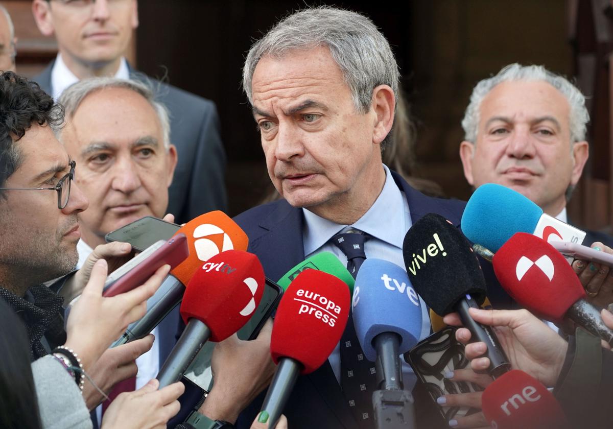 El expresidente José Luis Rodríguez Zapatero, y el rector de la UVa, Antonio Largo, inauguran unas jornadas para conmemorar los 20 años de la ley contra la violencia de género