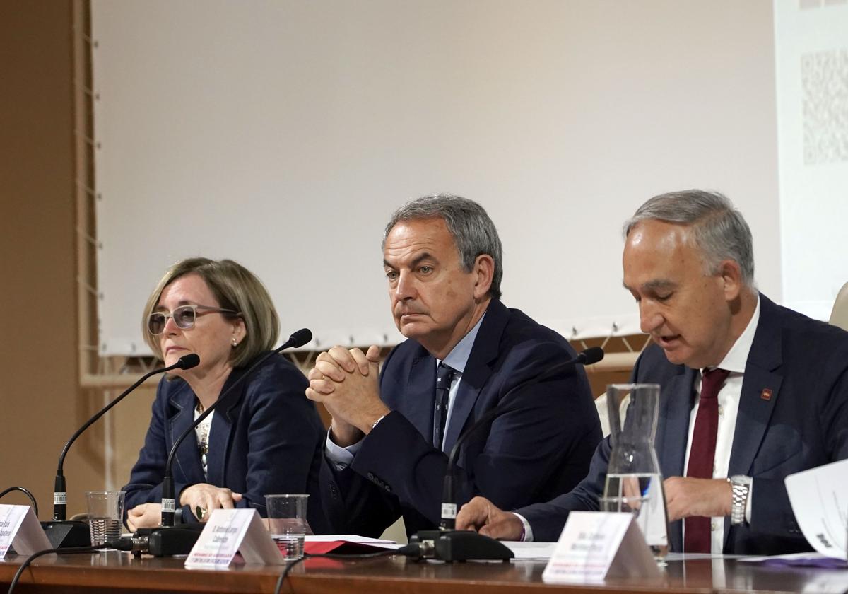 El expresidente José Luis Rodríguez Zapatero, y el rector de la UVa, Antonio Largo, inauguran unas jornadas para conmemorar los 20 años de la ley contra la violencia de género.