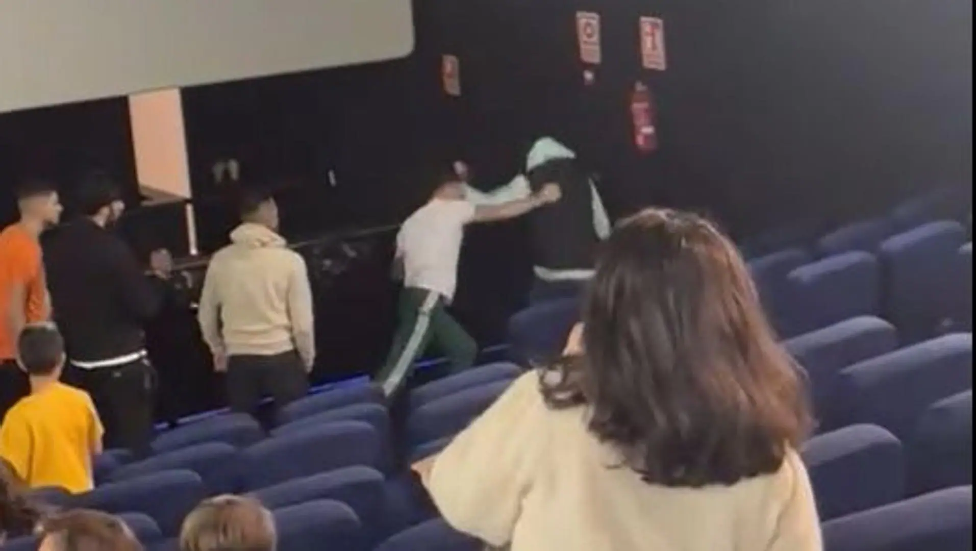 El hombre al que acusaron de agredir a su mujer en el cine denuncia a  Barrul | leonoticias.com