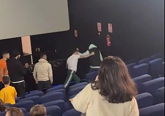 Momento de la pelea en el cine.