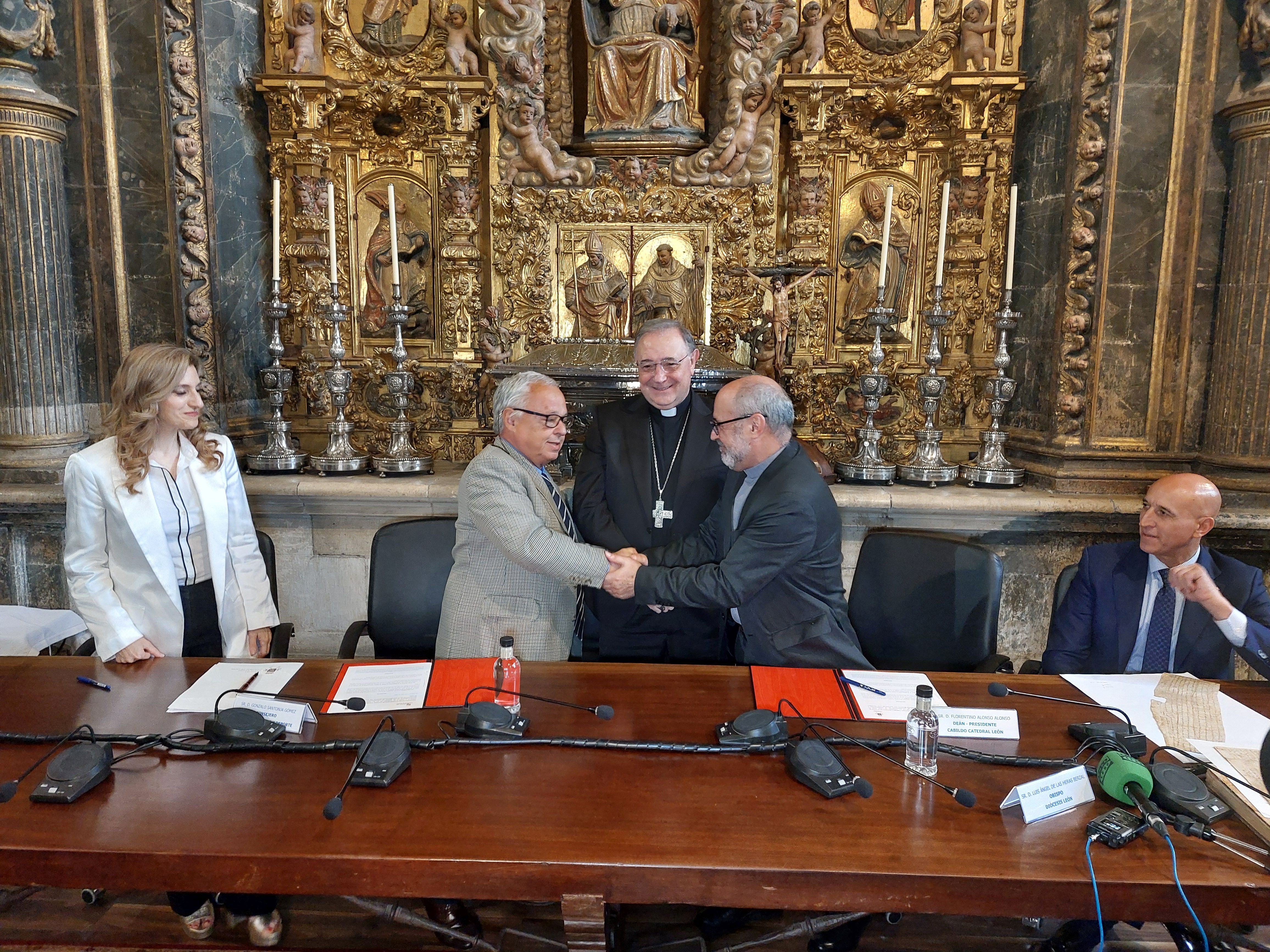 Firma del convenio para preservar el patrimonio documental de la Catedral