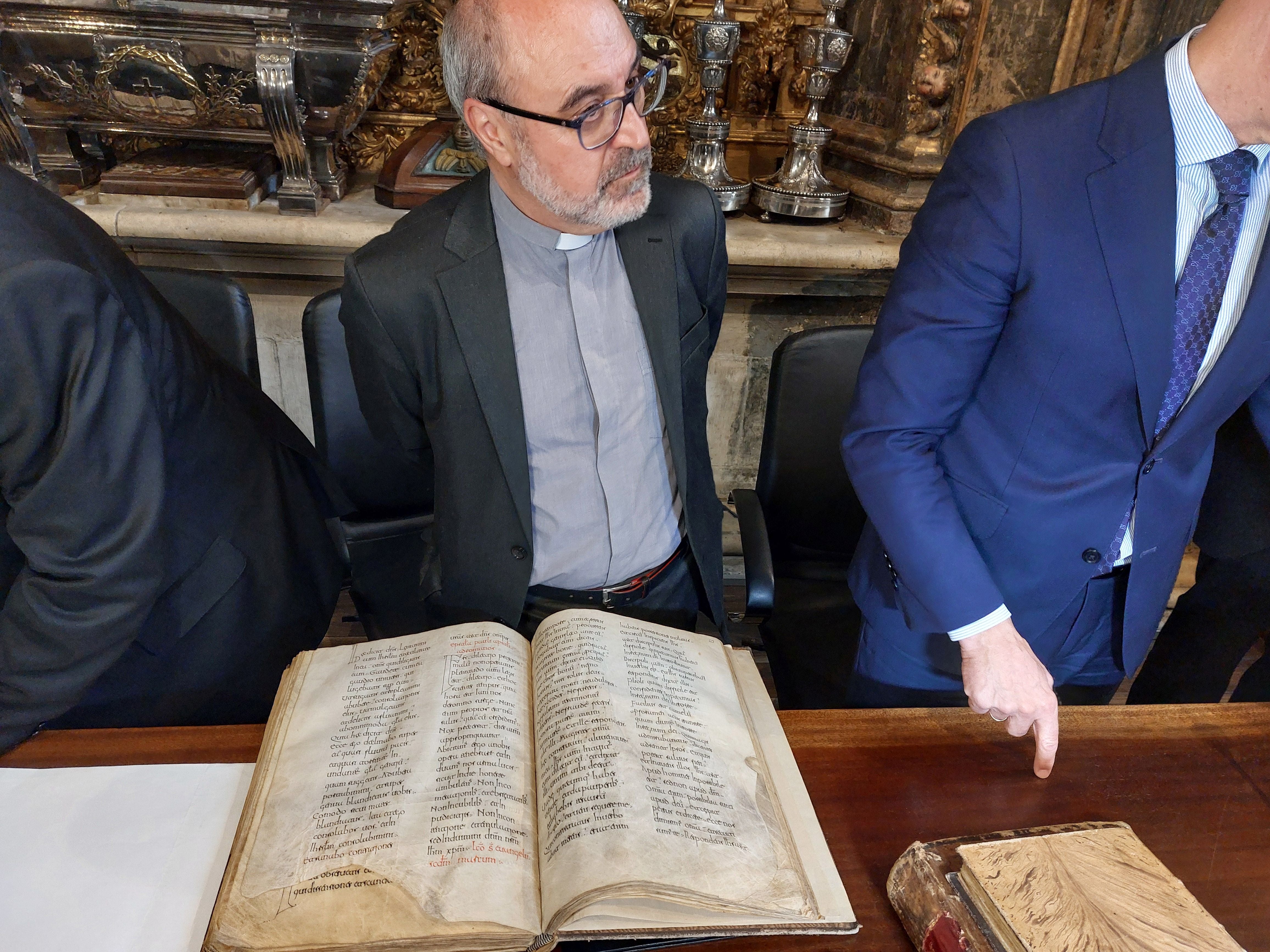 Firma del convenio para preservar el patrimonio documental de la Catedral