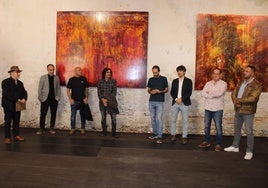 Los artistas junto a las obras en la presentación.