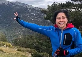 Ana López en un recorrido por la montaña tras nueve meses de recuperación de un grave accidente en León.