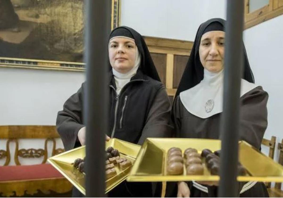 Sor Myryam y sor Amada muestran distintos dulces del obrador del monasterio de Belorado, en el propio recinto monacal.